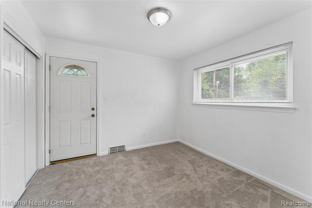 8108 Whitefield Street, Dearborn Heights, MI 48127 — Photo 11