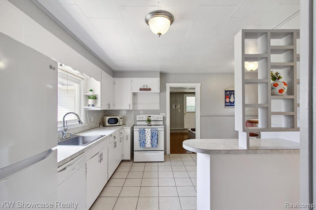 890 FARNSWORTH Road, White Lake, MI — Photo 12