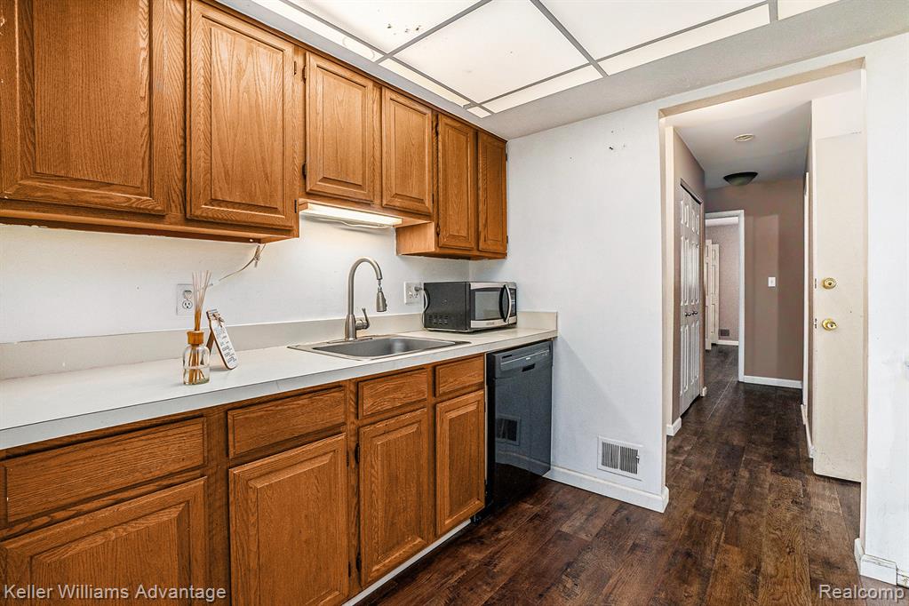 670 E Fox Hills Drive, Bloomfield, MI 48304 — Photo 8
