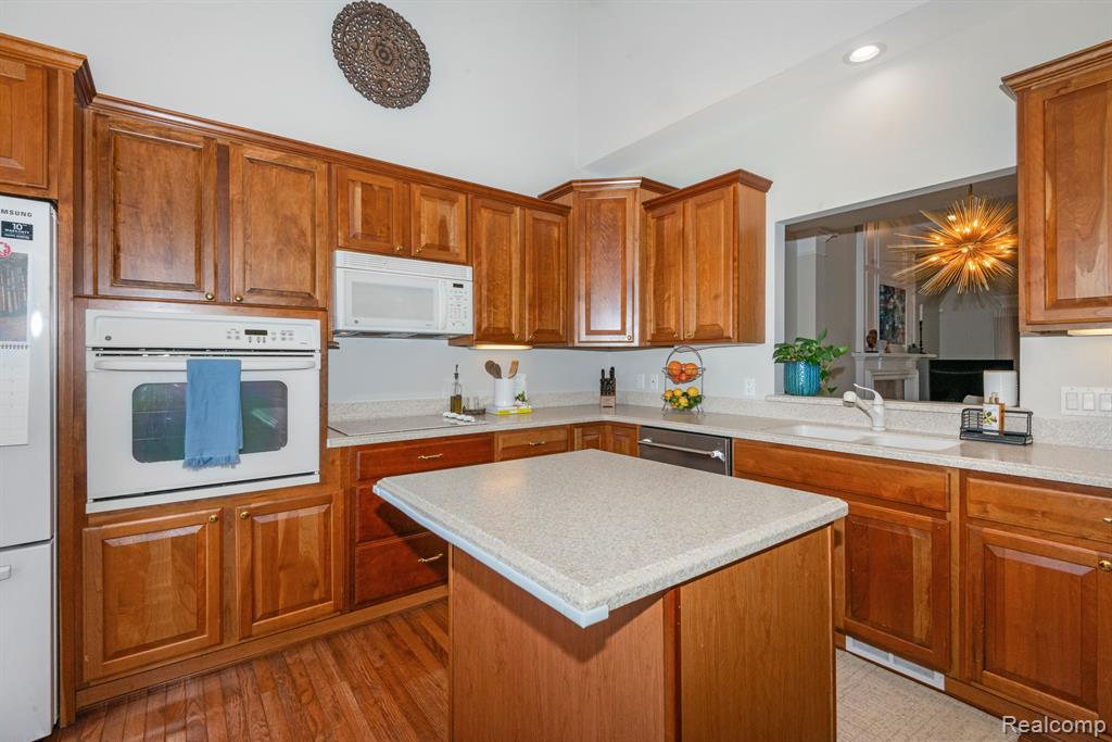 16420 Cypress, Northville, MI 48168 — Photo 7