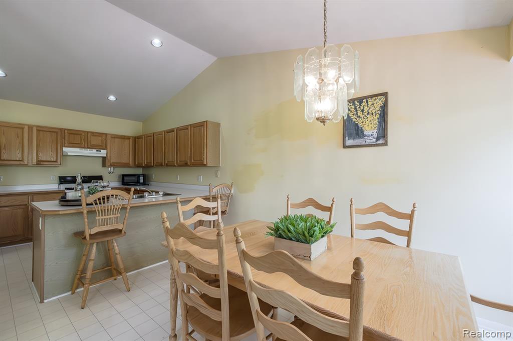 4304 W Pointe Drive, Waterford, MI 48329 — Photo 11