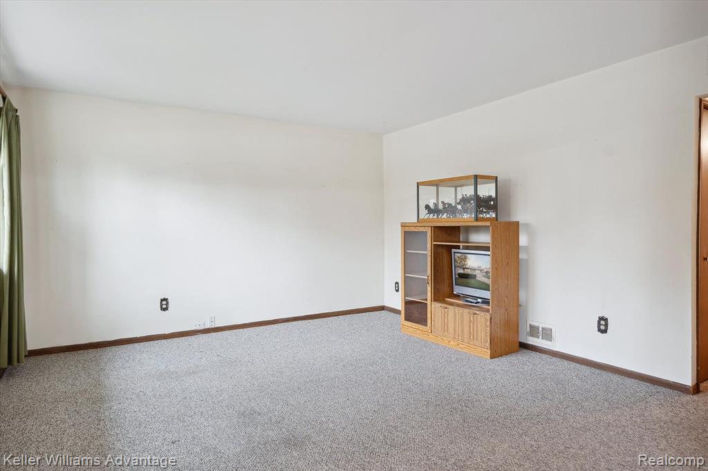 4942 HARDING Street, Dearborn Heights, MI 48125 — Photo 6