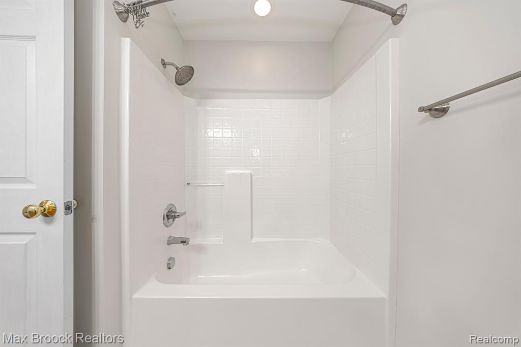6104 ADDINGTON Drive, Commerce Twp, MI 48390 — Photo 25