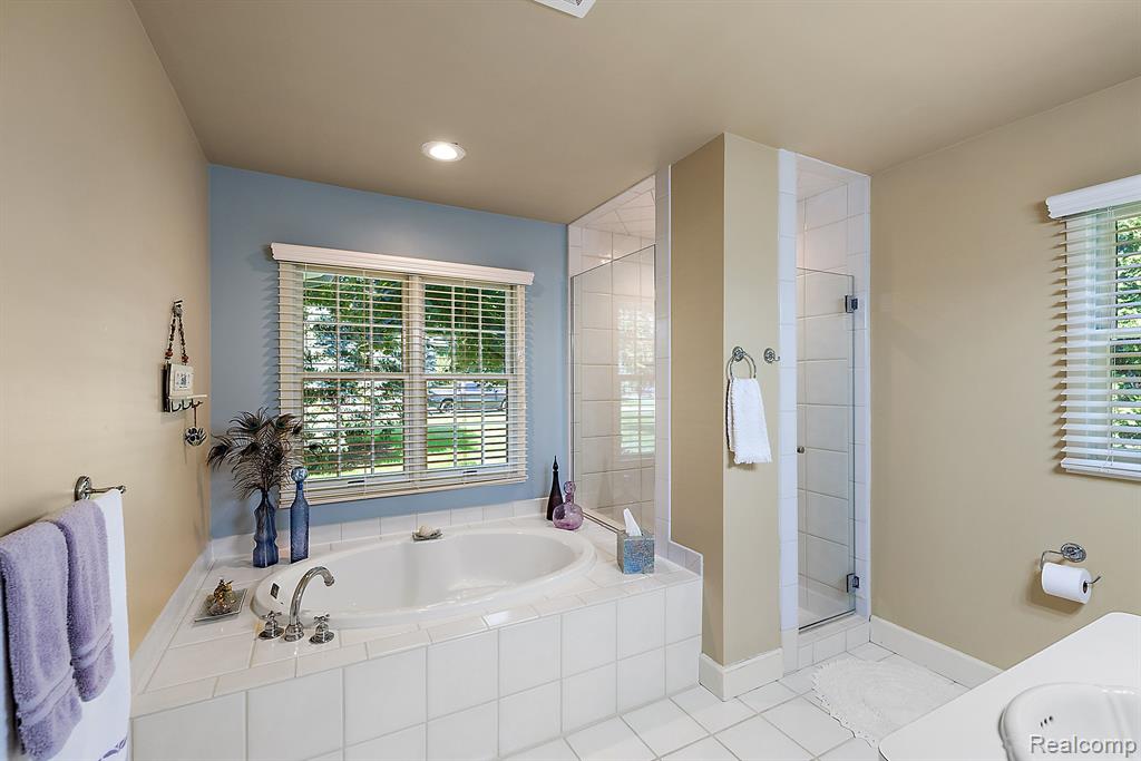 733 LONGFORD Drive, Rochester Hills, MI 48309 — Photo 37