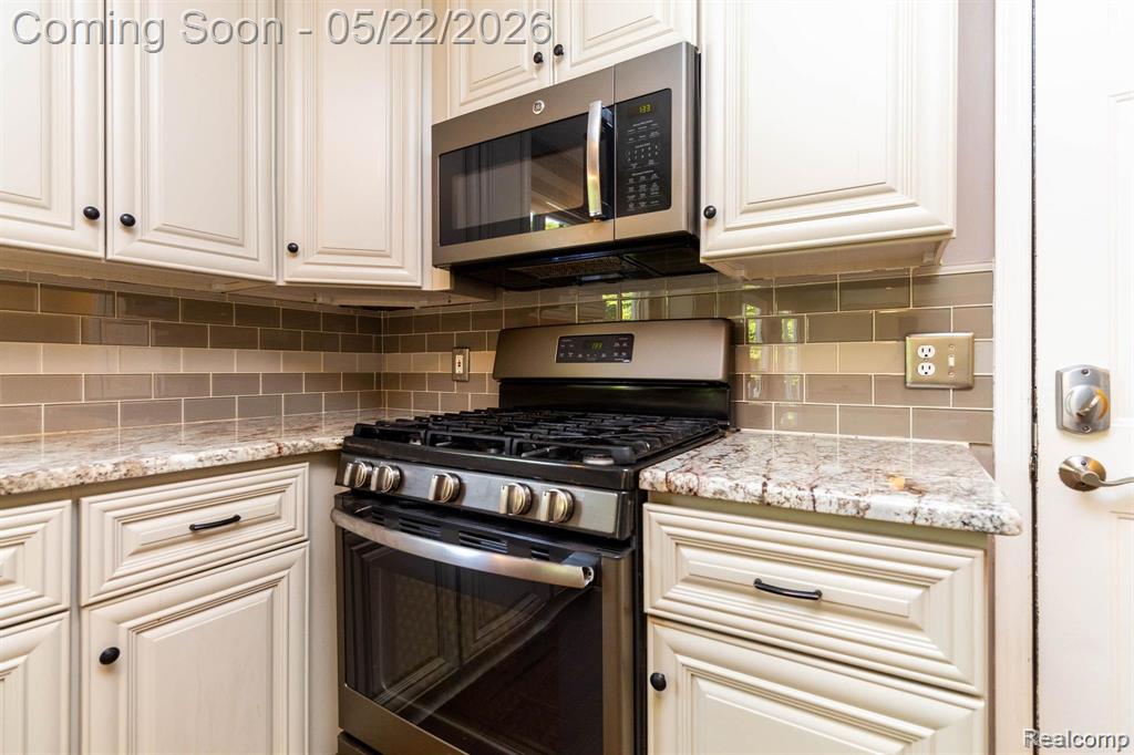 1398 BEAVERBROOK Drive, Holly, MI 48442 — Photo 27