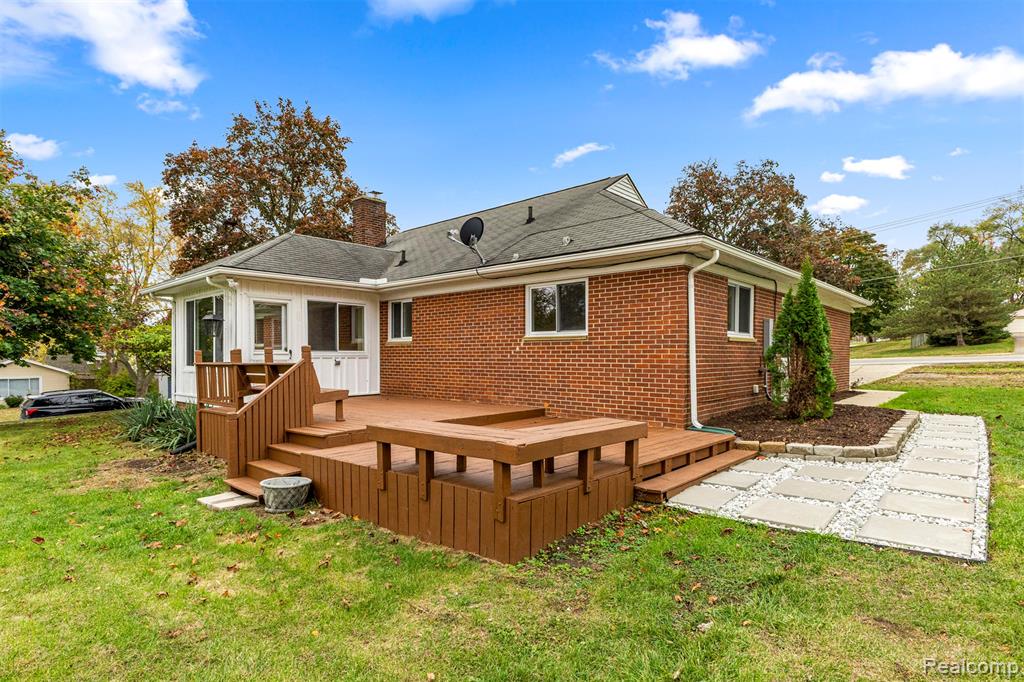 633 S Pontiac Trail, Walled Lake, MI 48390 — Photo 40