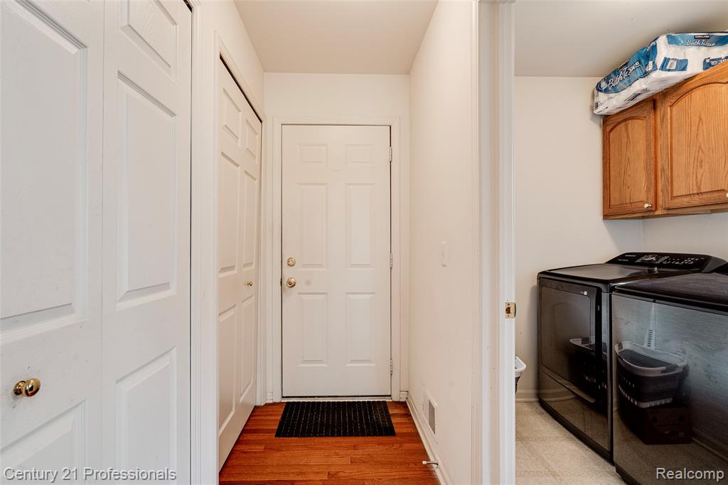 5958 Lochmore Drive, Commerce Twp, MI 48382 — Photo 35