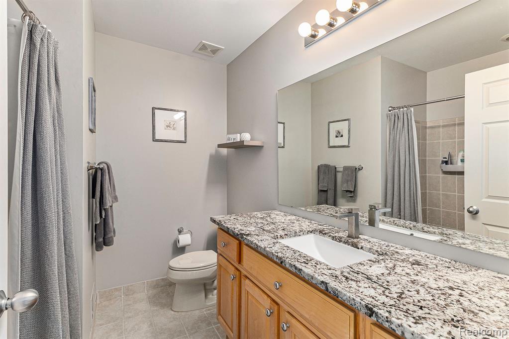 648 WOODHAVEN Drive, Commerce Twp, MI 48390 — Photo 16