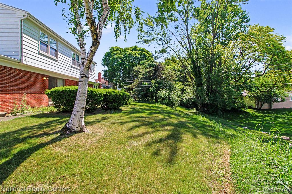 5535 Pembury Lane, West Bloomfield, MI — Photo 24