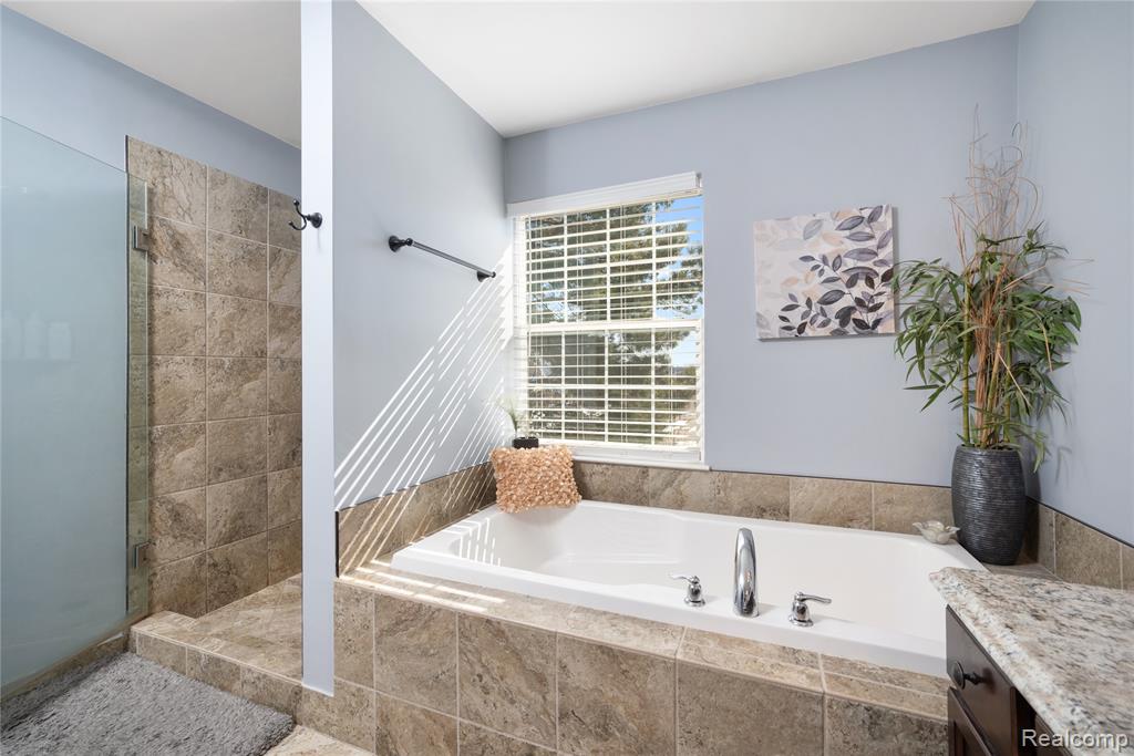 529 Napa Valley Drive, Milford, MI 48381 — Photo 19