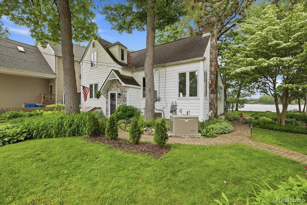 6880 Forestlawn Court, Waterford, MI 48327 — Photo 2