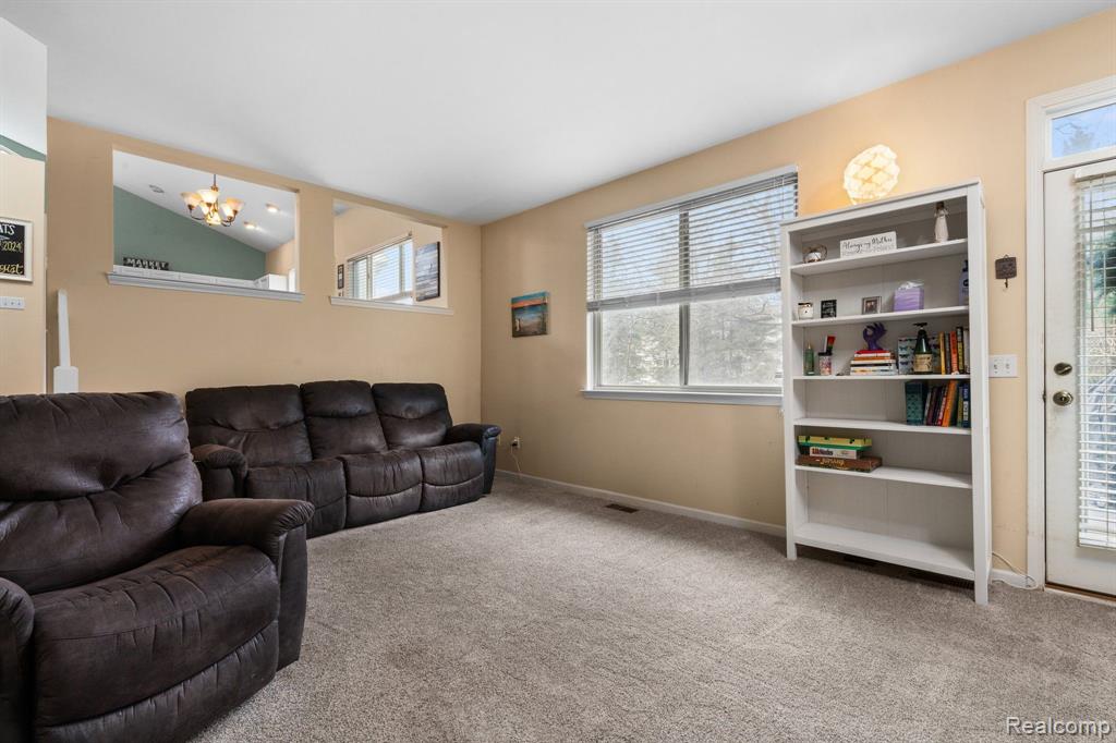 5617 VERSAILLES Avenue, Ann Arbor, MI 48103 — Photo 12