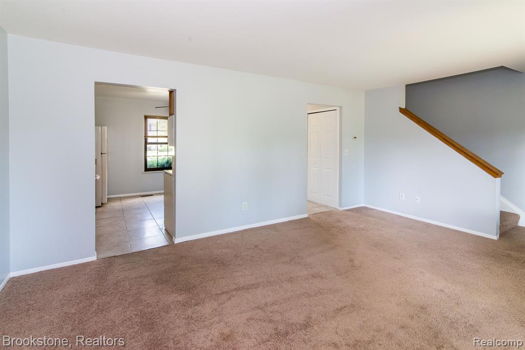 8352 LAKEVIEW Drive, Ypsilanti, MI 48198 — Photo 7