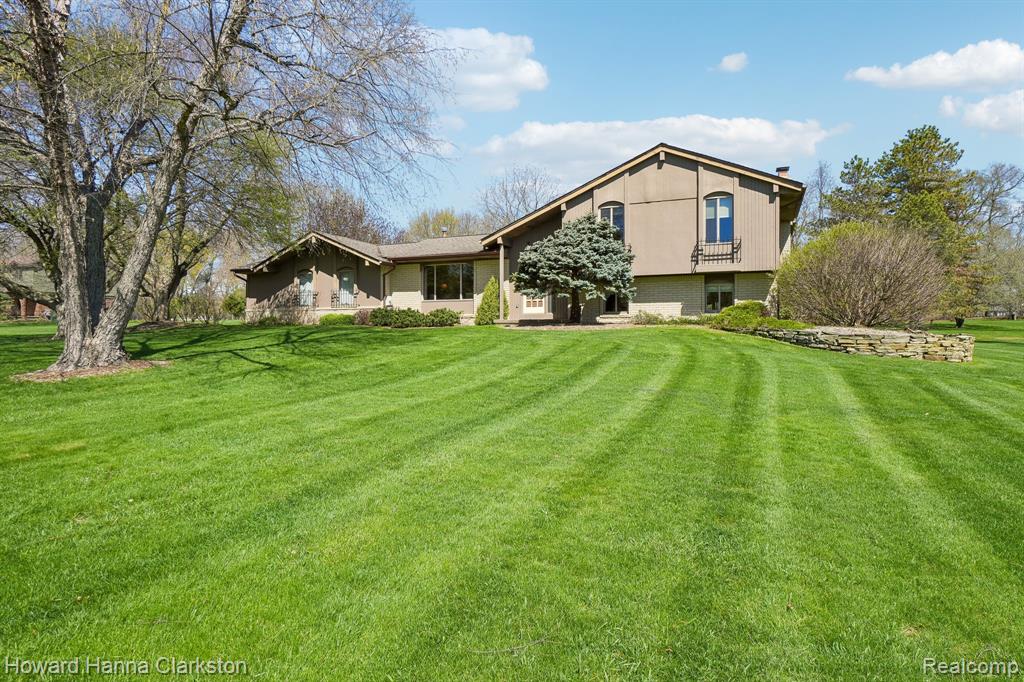 12120 Carriage Trail Drive, Davisburg, MI 48350 — Photo 2