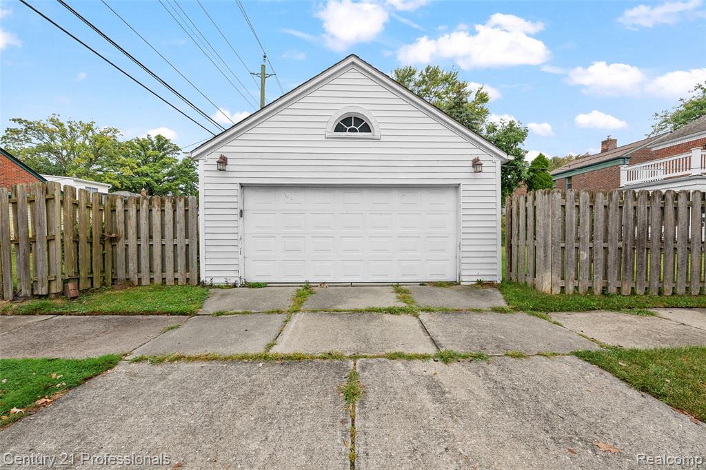 1677 Brys Drive, Grosse Pointe Woods, MI 48236 — Photo 22