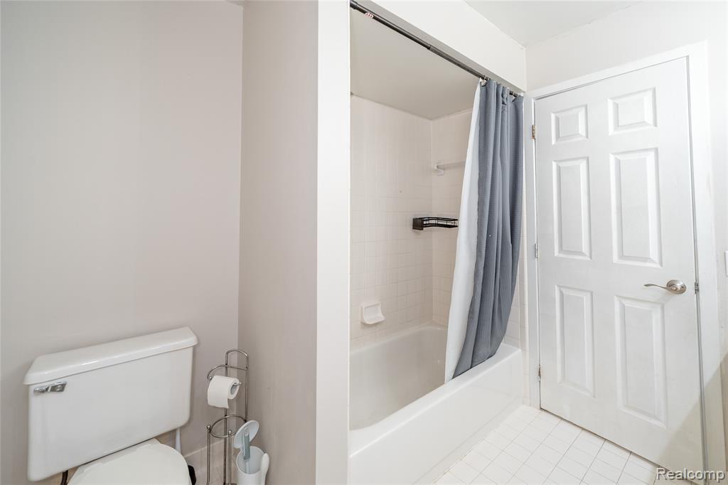 7386 Woodlore Drive, West Bloomfield, MI 48323 — Photo 18