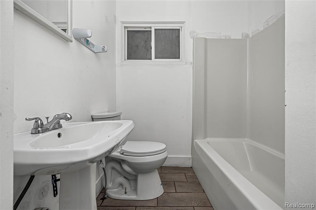 975 E Barrett Avenue, Madison Heights, MI 48071 — Photo 16