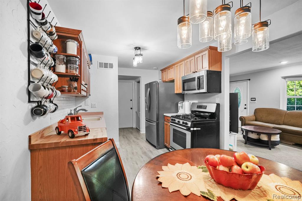 134 LAKE VILLAGE Drive, Walled Lake, MI 48390 — Photo 5