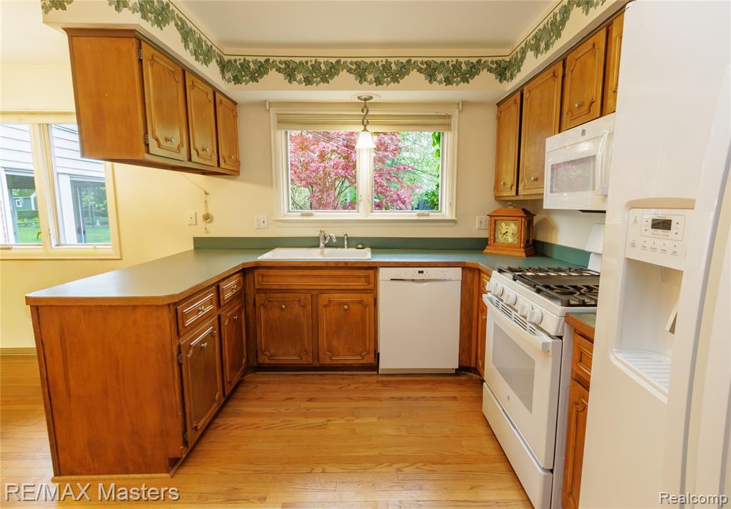 21879 Canterbury Avenue, Grosse Ile, MI 48138 — Photo 8