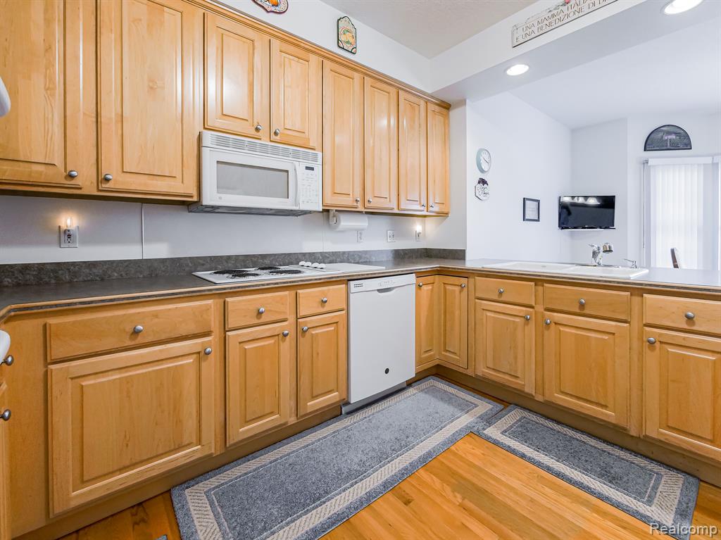 8011 WOODSTONE Drive, Grand Blanc, MI 48439 — Photo 4