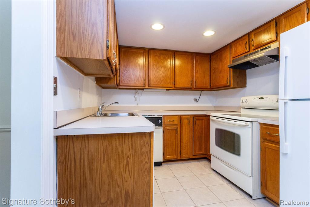 19710 W 13 Mile Road, 101, Beverly Hills, MI 48025 — Photo 17
