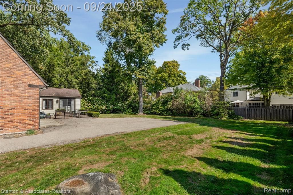 636 Waddington Street, Bloomfield Hills, MI 48301 — Photo 49