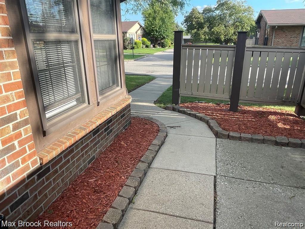 2806 ROUNDTREE Drive, Troy, MI 48083 — Photo 2