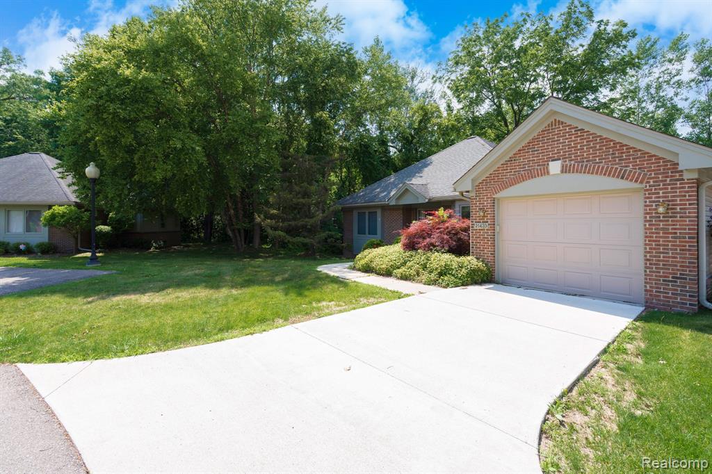 21433 Archwood Circle, Farmington Hills, MI 48336 — Photo 2