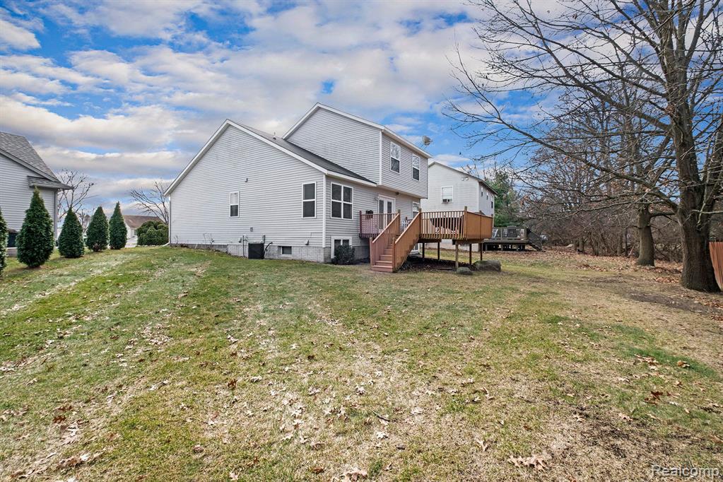611 HERITAGE Circle, Fenton, MI 48430 — Photo 17