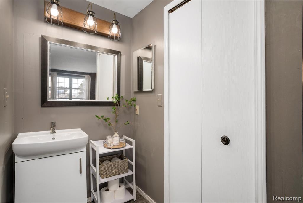 42109 ROSCOMMON Street, Northville, MI 48167 — Photo 15
