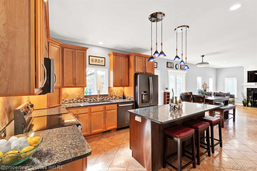 815 AMBERWOOD Street, Auburn Hills, MI 48326 — Photo 7