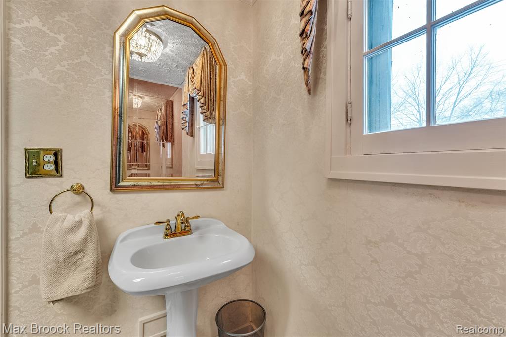 23009 Maple Avenue, Farmington, MI 48336 — Photo 22