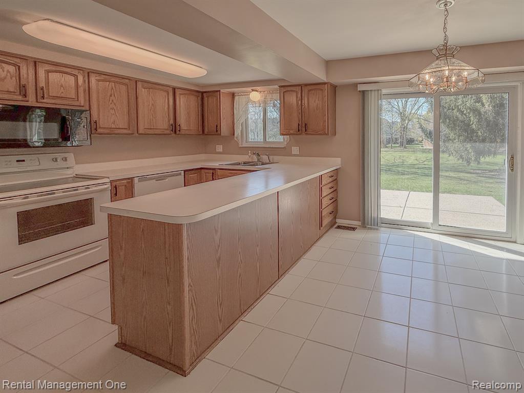 5326 FALMOUTH Drive, Troy, MI 48085 — Photo 7