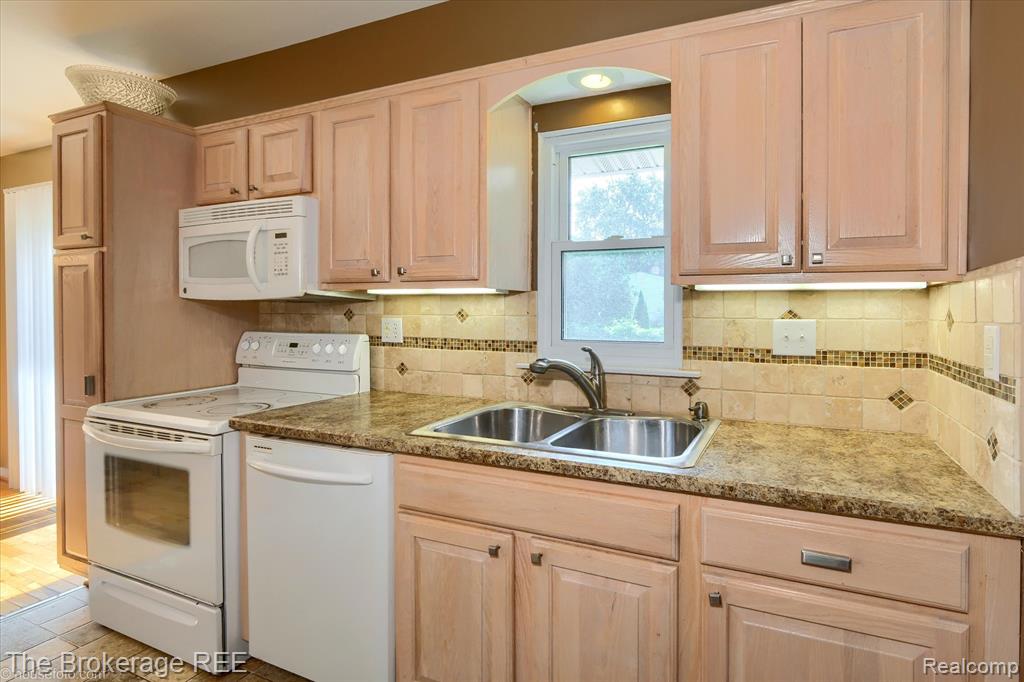 744 W Chelsea Circle, Davison, MI 48423 — Photo 17
