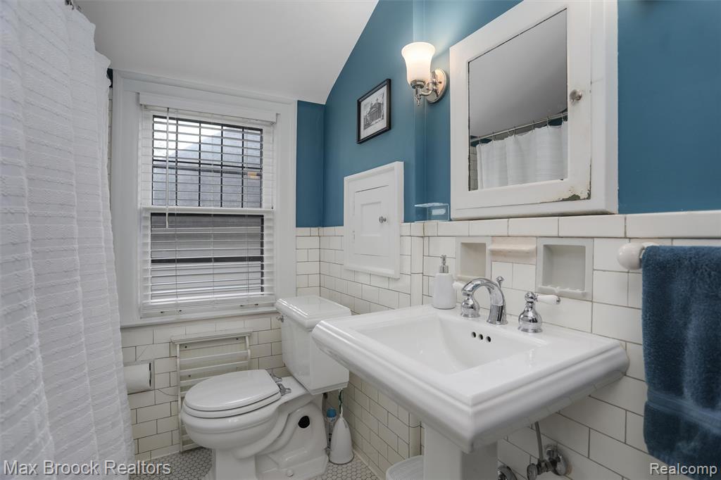 454 W Oakridge Street, Ferndale, MI 48220 — Photo 28