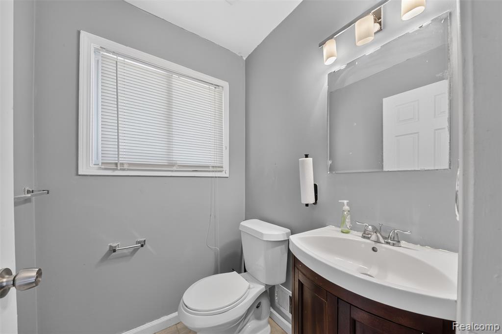 20471 Hollywood Street, Harper Woods, MI 48225 — Photo 32