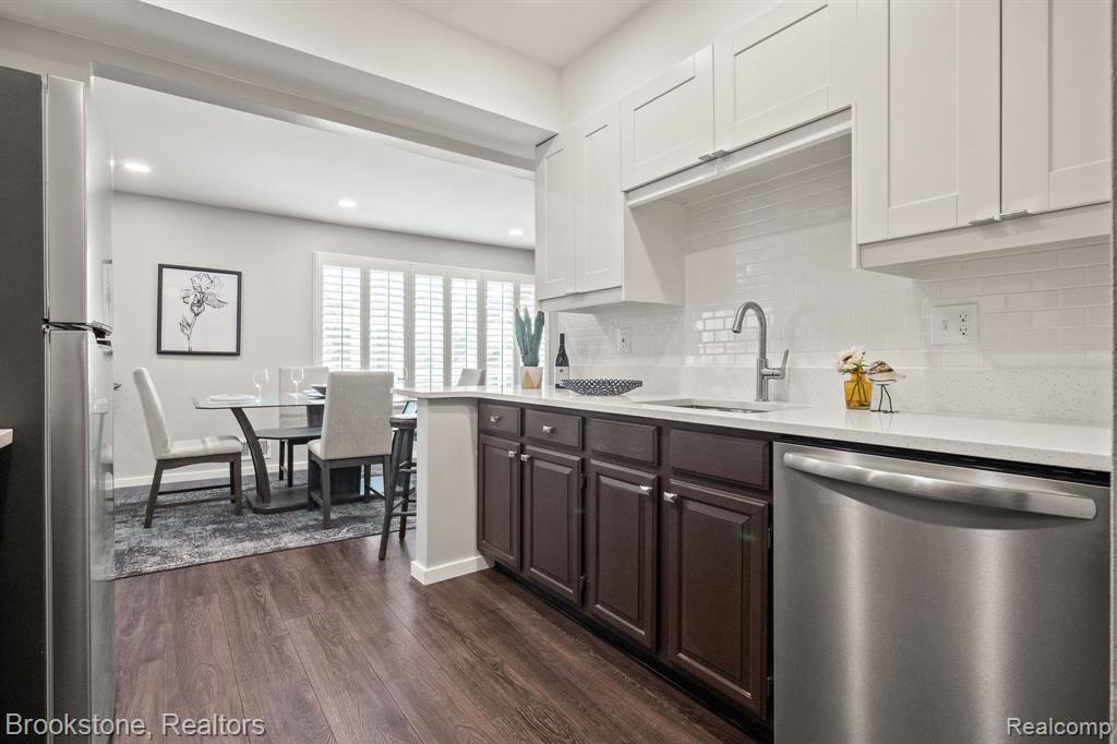 658 E FOX HILLS Drive, Bloomfield Hills, MI 48304 — Photo 8