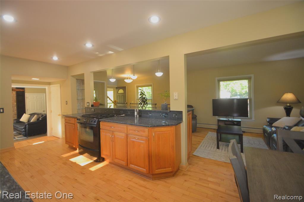 615 Willard Avenue, Rochester Hills, MI 48307 — Photo 13
