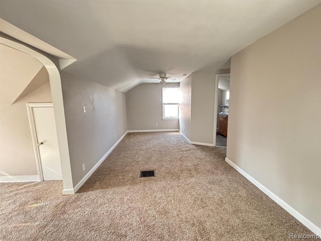 1528 ROSLYN Road, Grosse Pointe Woods, MI 48236 — Photo 11