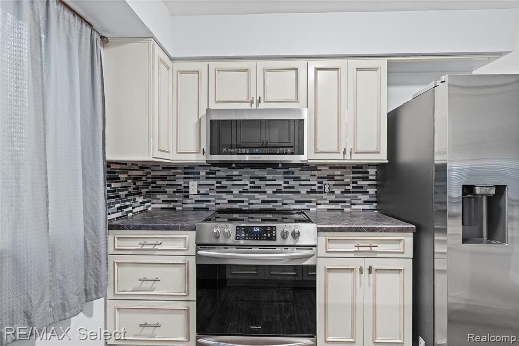 580 Oakbrook Circle, Flushing, MI 48433 — Photo 13