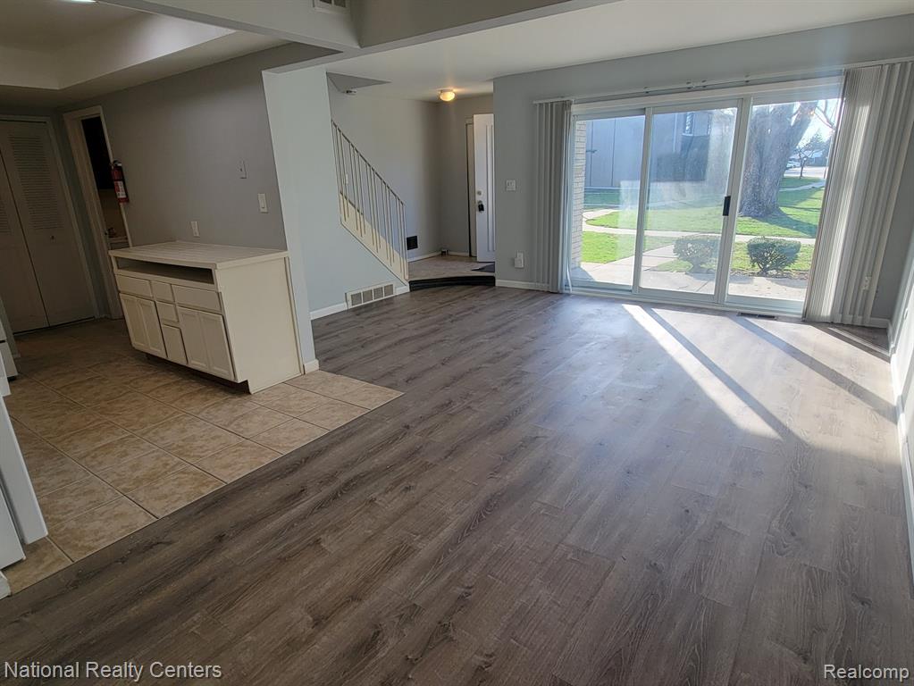 8296 KARAM BLVD, Warren, MI 48093 — Photo 7