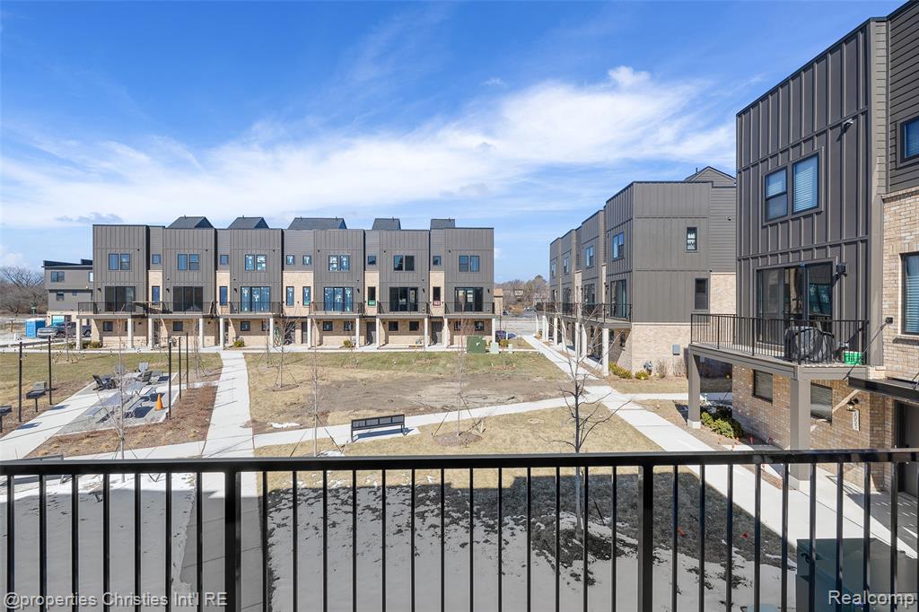 1041 HAMPTON Circle - Photo 2