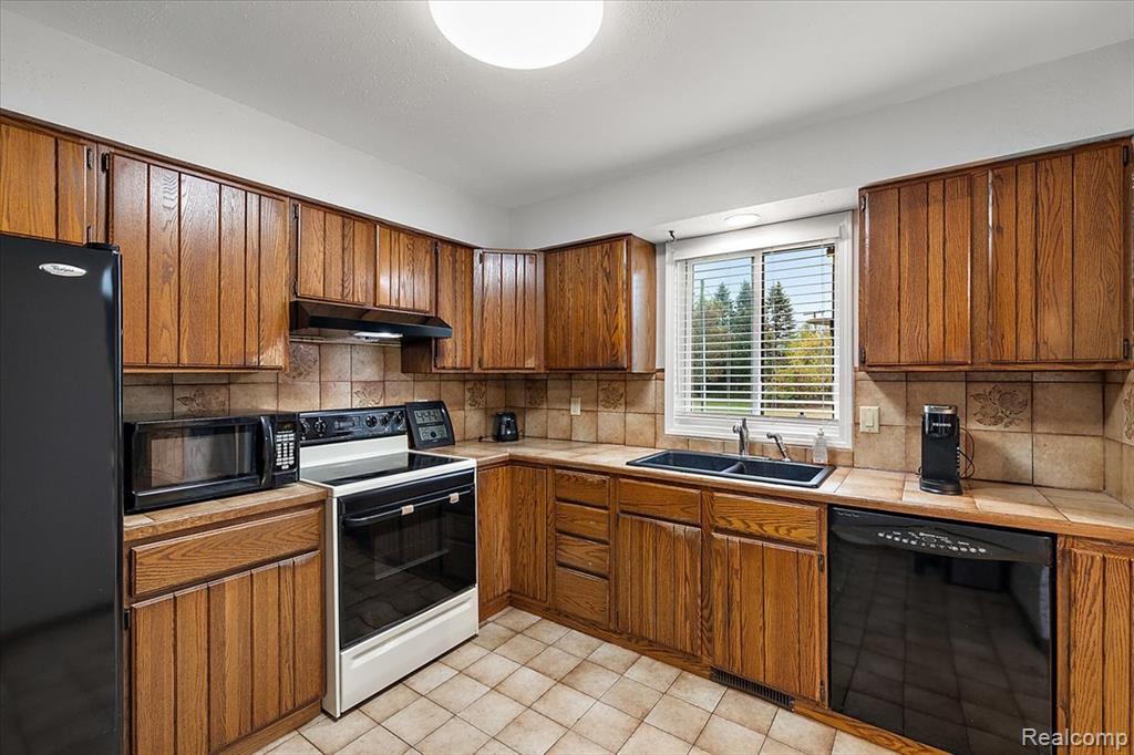 8021 Washburn Road, Goodrich Vlg, MI — Photo 16