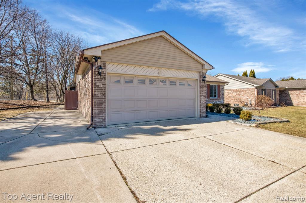 42185 KINGSLEY Drive, Clinton Twp, MI 48038 — Photo 4