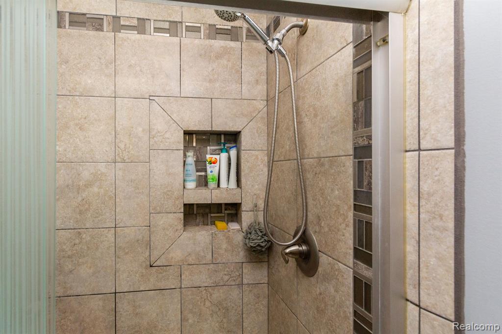 5470 MILL RACE Way, Commerce Twp, MI 48382 — Photo 34