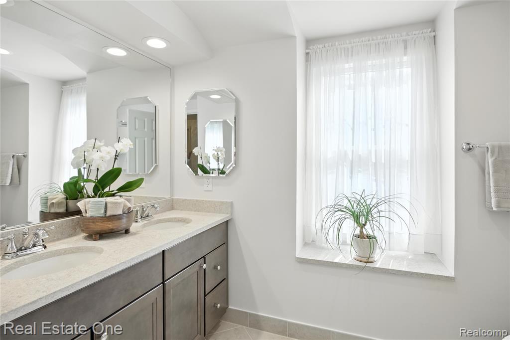 604 Longford Drive, Rochester Hills, MI 48309 — Photo 32