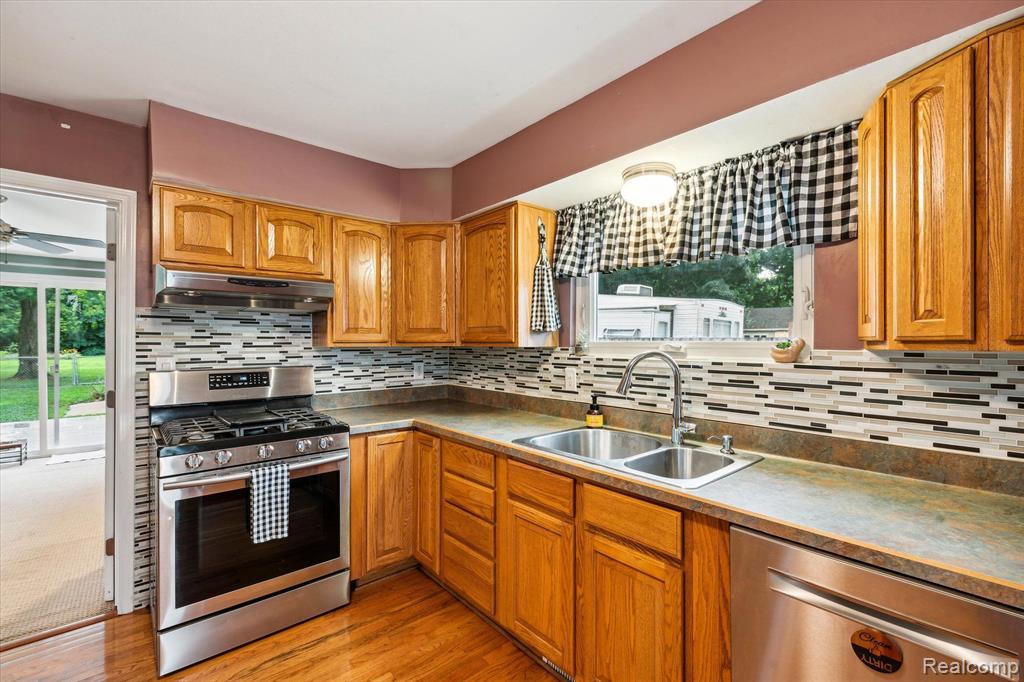 9849 WOODLAND Court, Ypsilanti, MI 48197 — Photo 16