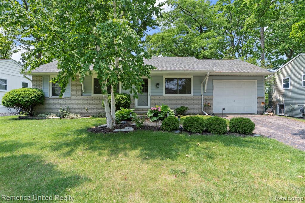 569 Lyon Boulevard, South Lyon, MI 48178 — front exterior