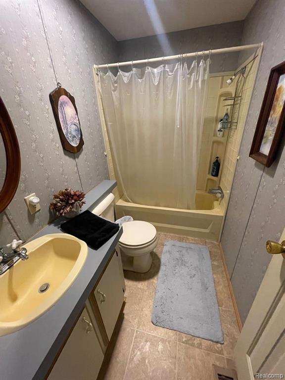 72 S Valley Drive, Swartz Creek, MI 48473 — Photo 10