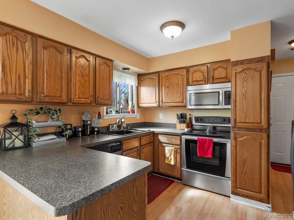 4872 LORE Drive, Waterford, MI 48329 — Photo 11